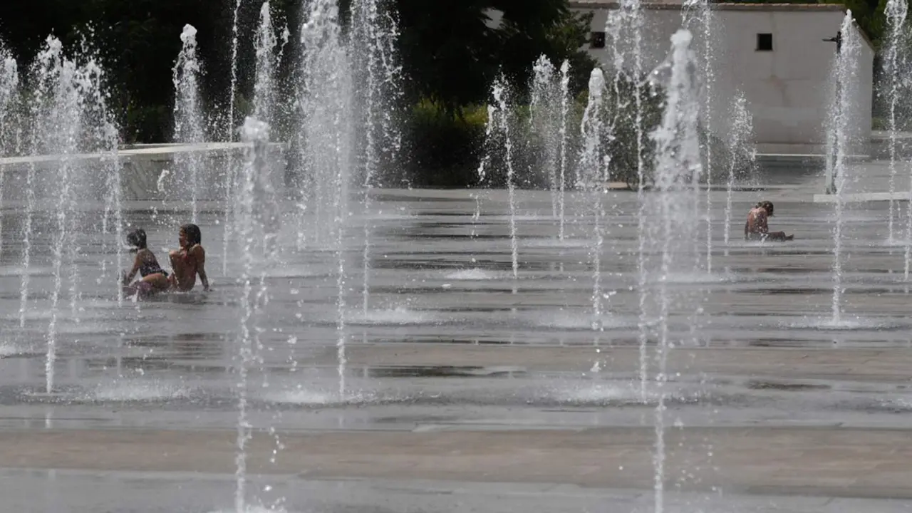  Archivo - Varios ni&ntilde;os se refrescan en una fuente - Jorge Gil - Europa Press - Archivo 