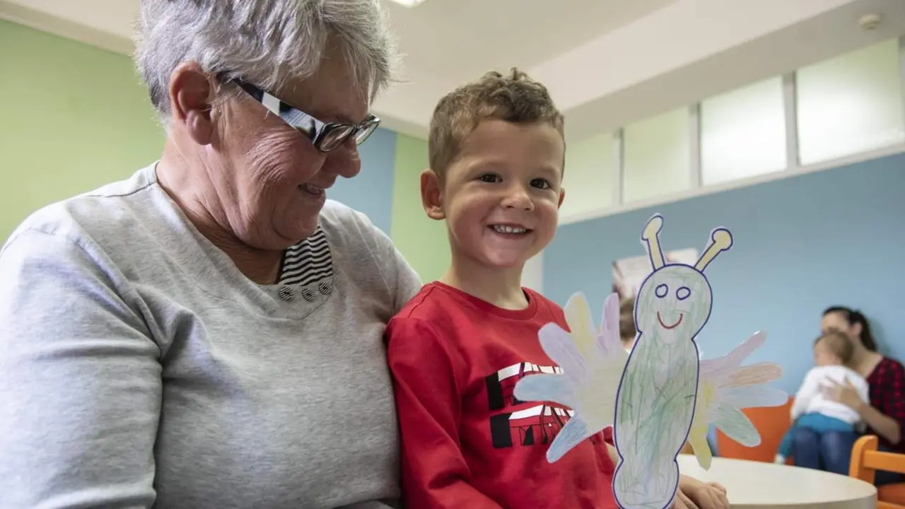  Archivo - Una abuela con su nieto. - ALDEAS INFANTILES SOS - Archivo 