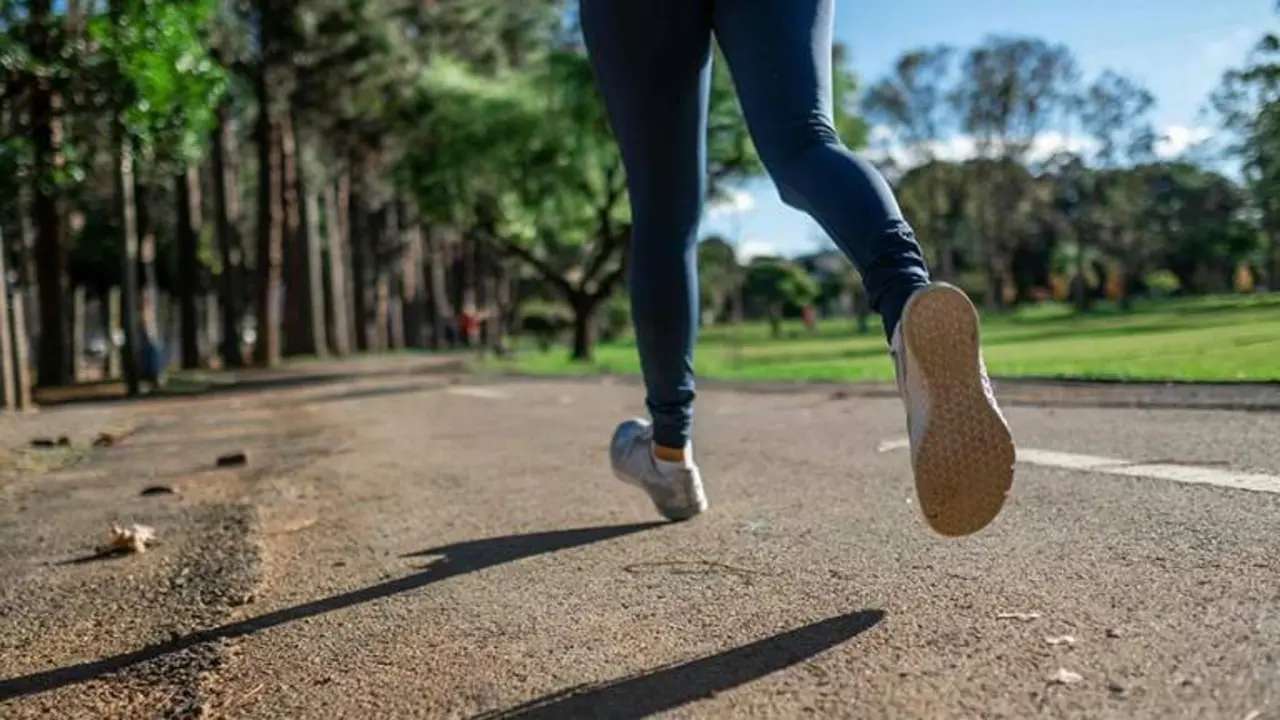  Una mujer practica ejercicio f&iacute;sico por un sendero | Junta de Andaluc&iacute;a 