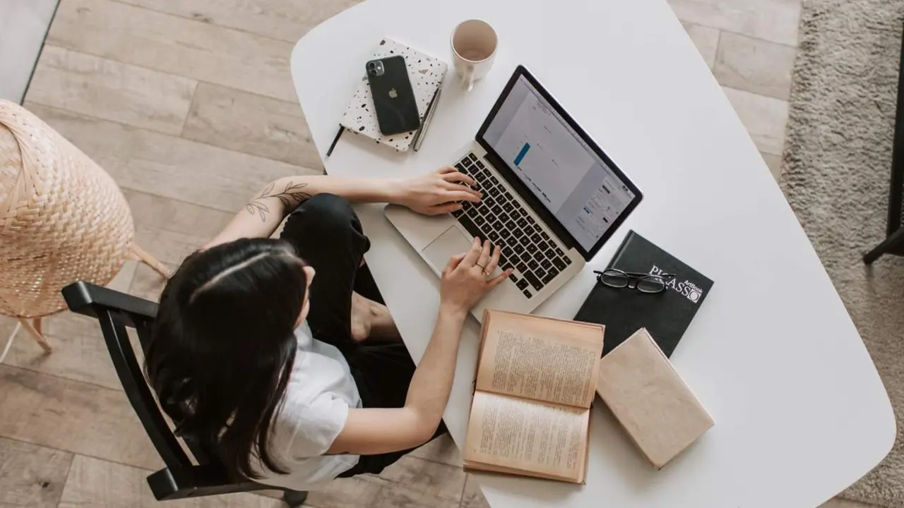  Archivo - Un mujer usando el ordenador en una oficina. - JUNTA DE ANDALUC&Iacute;A - Archivo 
