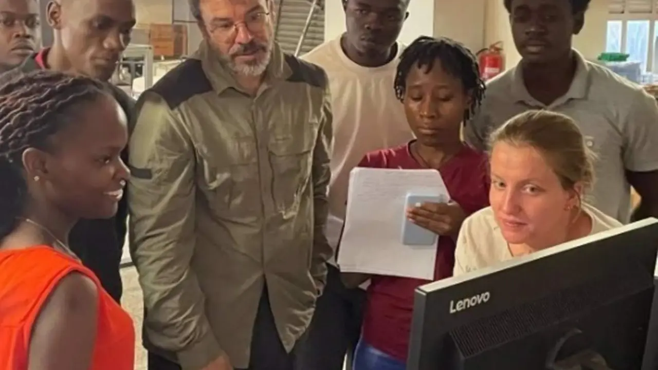  Joseba Alonso, investigador del CSIC en el I3M, y Teresa Guallart-Naval, estudiante de doctorado del mismo centro, con el equipo del Dr. Johnes Obungoloch de la Universidad de Ciencia y Tecnolog&iacute;a de Mbarara (MUST) de Uganda. - CSIC 