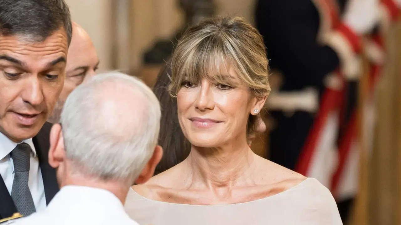  (I-D) El presidente del Gobierno, Pedro S&aacute;nchez, el jefe de Estado Mayor de la Defensa, Teodoro Esteban L&oacute;pez Calder&oacute;n, y la mujer del presidente del Gobierno, Bego&ntilde;a G&oacute;mez, durante la imposici&oacute;n de condecoraciones con ocasi&oacute;n del X aniversario de la Proc - Diego Radam&eacute;s - Europa Press 