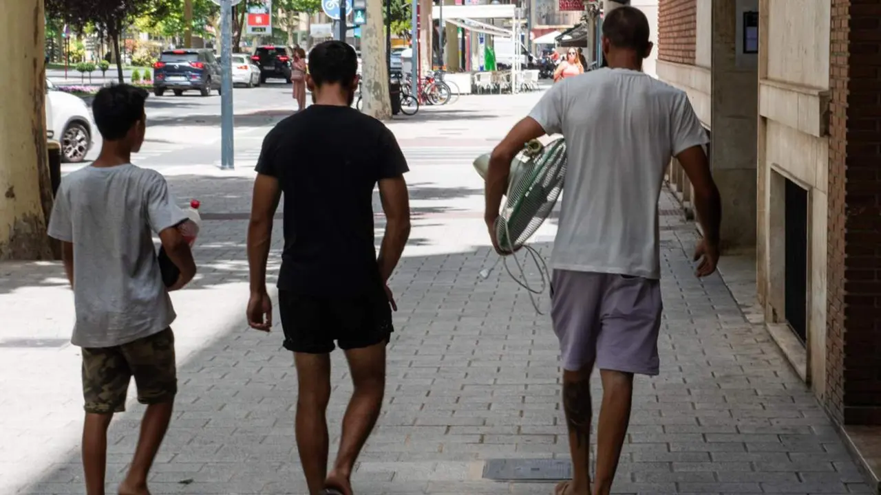  Archivo - Tres j&oacute;venes caminan por la Avenida de Espa&ntilde;a mientras uno de ellos porta un ventilador el&eacute;ctrico, a 11 de julio de 2023, en Albacete, Castilla-La Mancha (Espa&ntilde;a). - V&iacute;ctor Fern&aacute;ndez - Europa Press - Archivo 