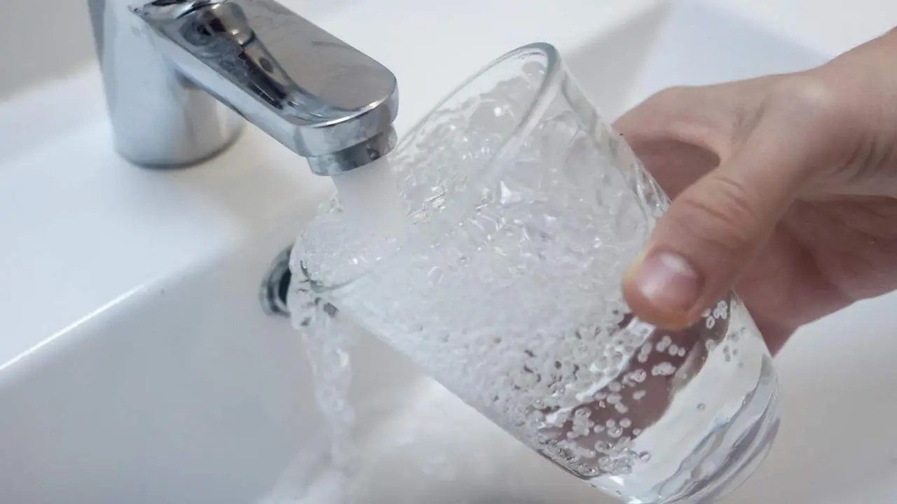  Archivo - Una persona llena un vaso de agua de un grifo, - Ricardo Rubio - Europa Press - Archivo 