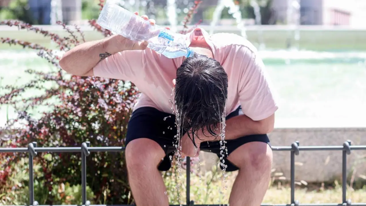  Archivo - Una persona se refresca con agua, - Ricardo Rubio - Europa Press - Archivo 