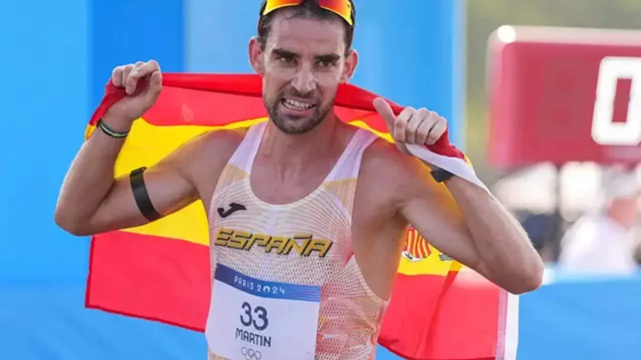  Alvaro Martin celebra su medalla de bronce en los 20 kms marcha de Paris 2024<br>- ALVARO D&Iacute;AZ/AFP7/EUROPA PRESS 