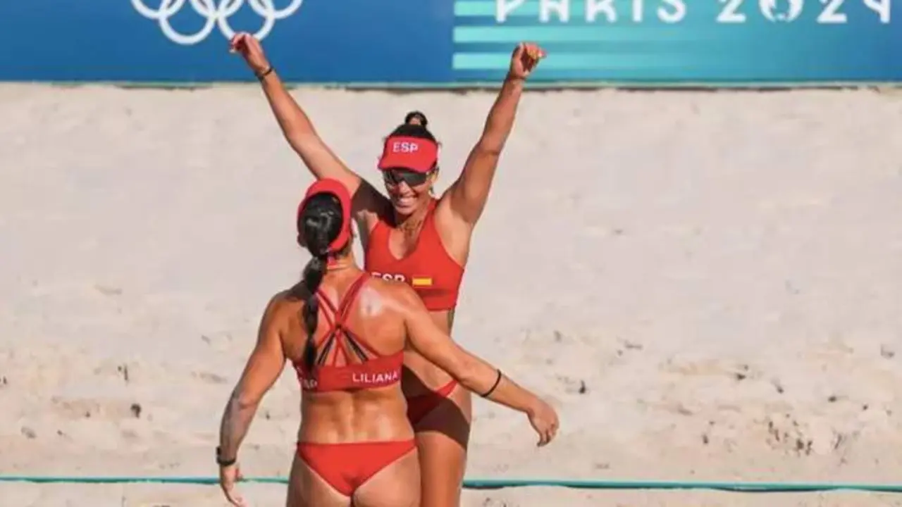  La pareja espa&ntilde;ola de Liliana Fern&aacute;ndez y Paula Soria celebran un punto en los Juegos Ol&iacute;mpicos de Par&iacute;s 2024 | EP 