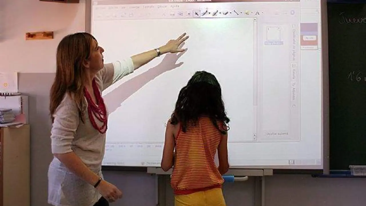  Profesora dando clase en una pizarra electr&oacute;nica | EP 