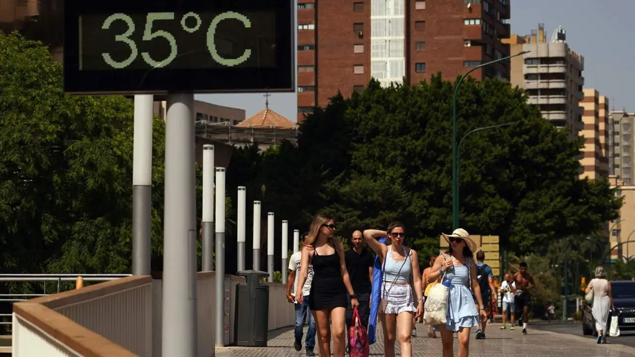  Varias personas se resguardan del calor. A 1 de agosto de 2024, en M&aacute;laga (Andaluc&iacute;a, Espa&ntilde;a). - &Aacute;lex Zea - Europa Press 
