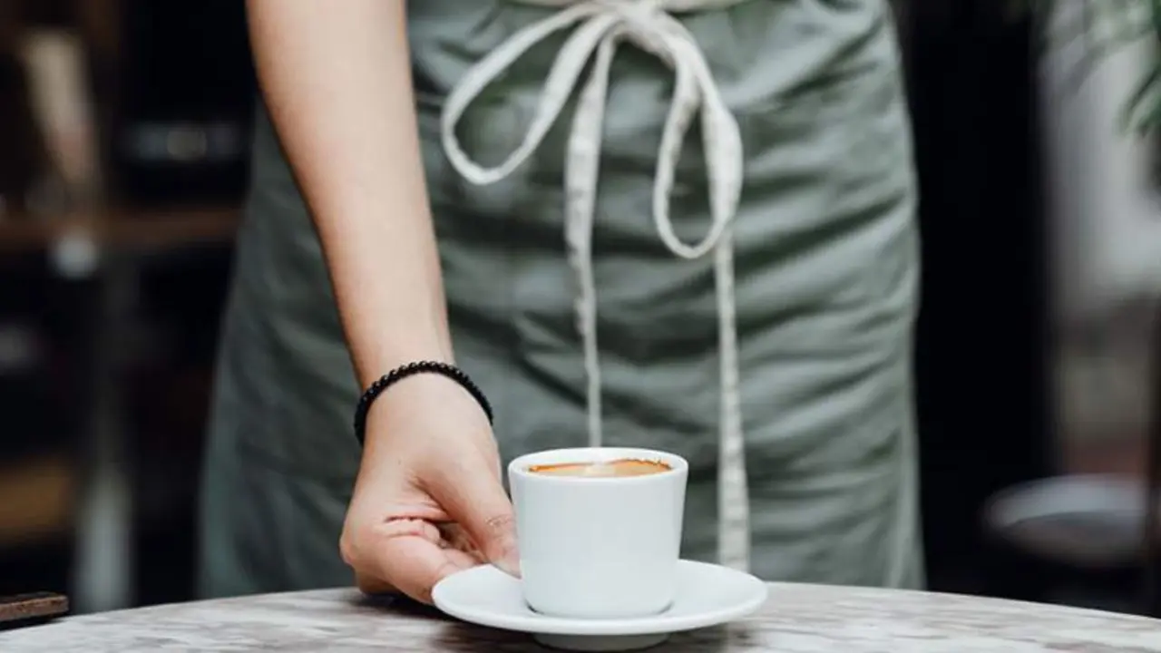  Una camarera sirve un caf&eacute; | Junta de Andaluc&iacute;a 