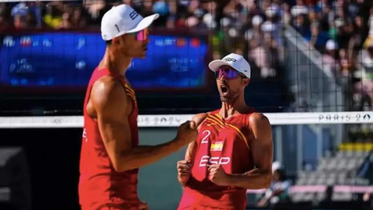  La pareja espa&ntilde;ola Pablo Herrera y Adri&aacute;n Gavira, en los octavos de final de los Juegos de Par&iacute;s | EP 