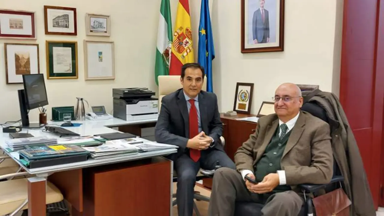  El consejero de Justicia, Administraci&oacute;n Local y Funci&oacute;n P&uacute;blica, con el responsable de la asociaci&oacute;n andaluza de personas con discapacidad, Cota Cero | Junta de Andaluc&iacute;a 