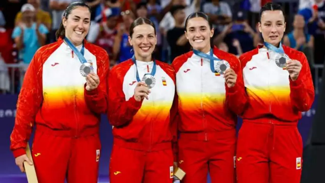  Las jugadoras espa&ntilde;olas de 3x3 recibiendo la medalla de plata 