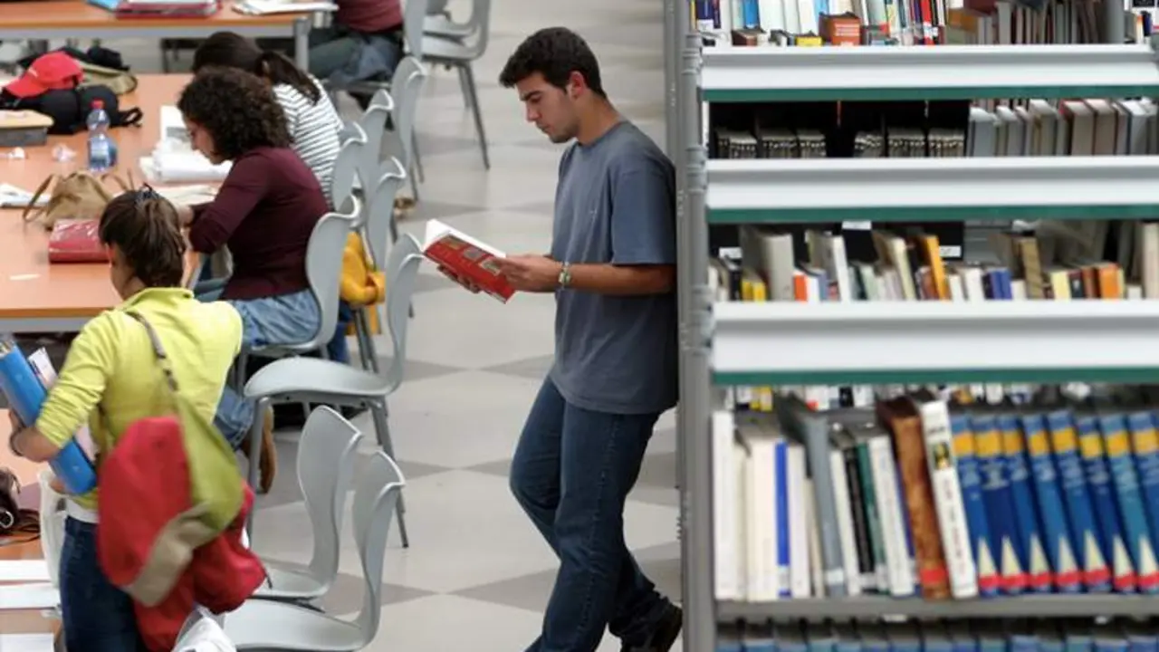  Estudiantes en una biblioteca universitaria | Junta de Andaluc&iacute;a 