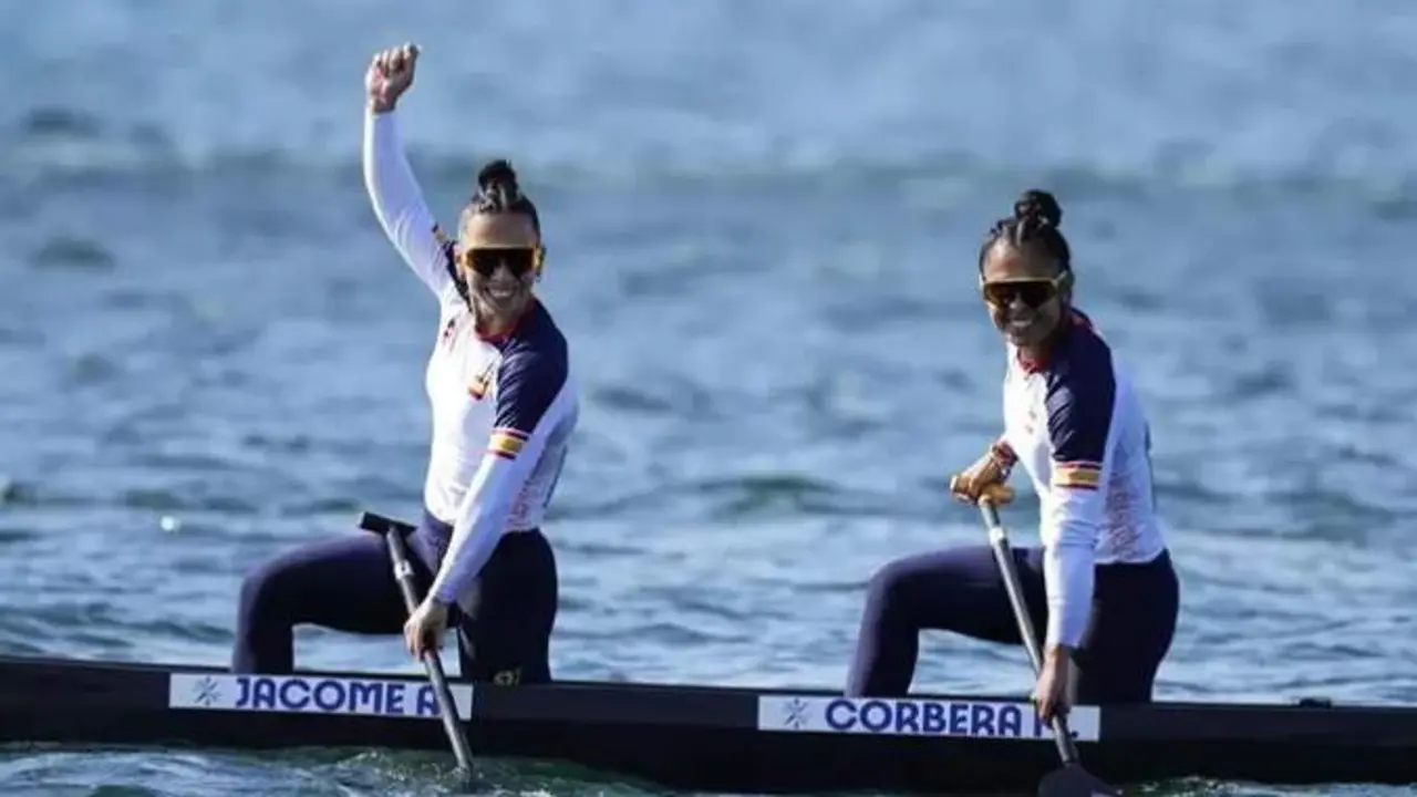  Las palistas espa&ntilde;olas Ant&iacute;a J&aacute;come y Mar&iacute;a Corbera celebran su clasificaci&oacute;n para la final del C2 500 metros en los Juegos Ol&iacute;mpicos de Paris 2024. | EP 