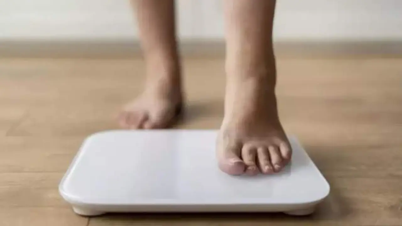  Persona subiendo a una b&aacute;scula<br>- C&Oacute;METE TUS MIEDOS | Infosalus 