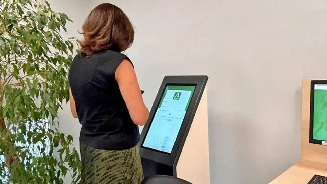  Una usuaria accede al nuevo punto de empleo | Junta de Andaluc&iacute;a 