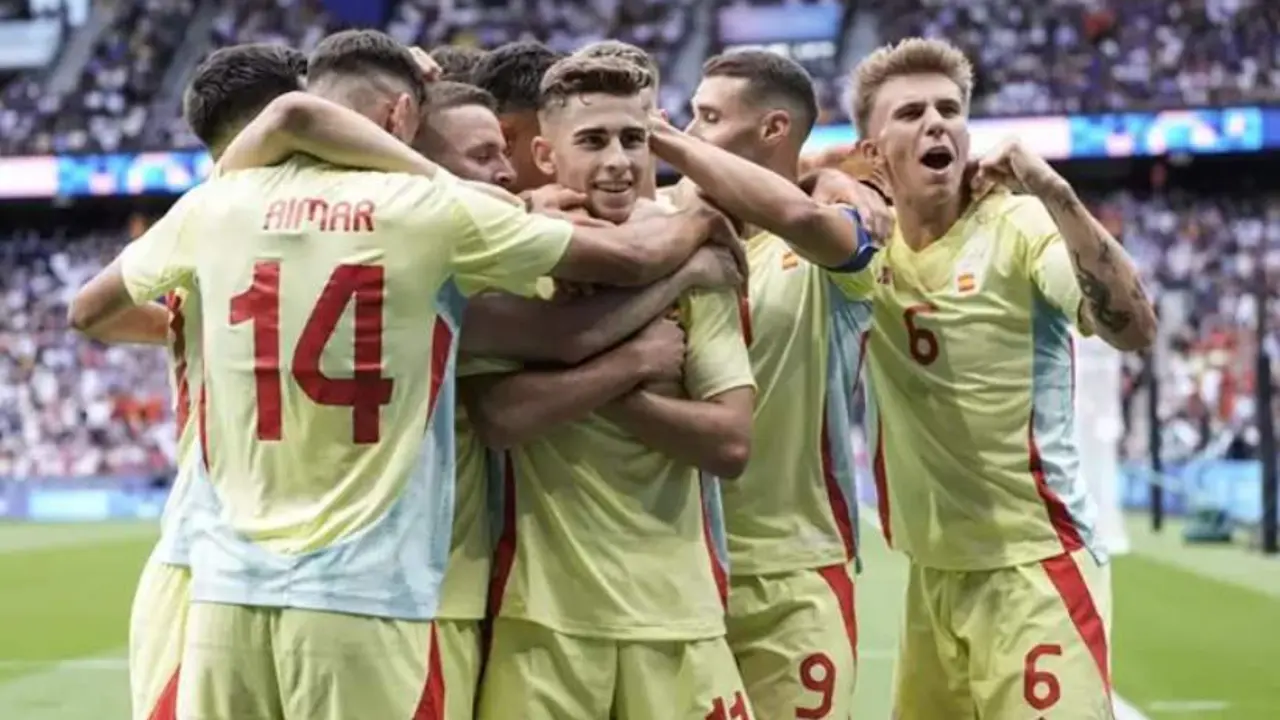  Ferm&iacute;n L&oacute;pez celebrando uno de sus goles junto a sus compa&ntilde;eros 