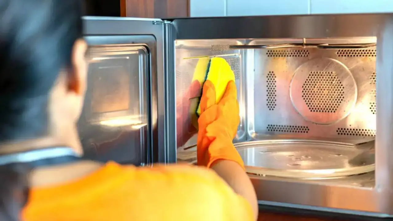  Microondas siendo limpiado 