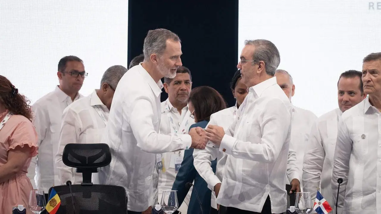  El Rey de Espa&ntilde;a Felipe VI (i) y el presidente de Rep&uacute;blica Dominicana, Luis Abinader (d) 