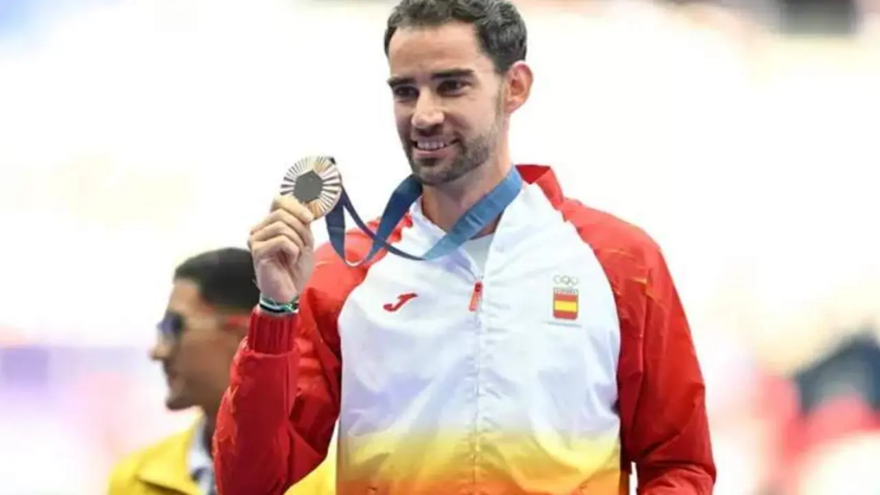  El marchador &Aacute;lvaro Mart&iacute;nez con su medalla ol&iacute;mpica 