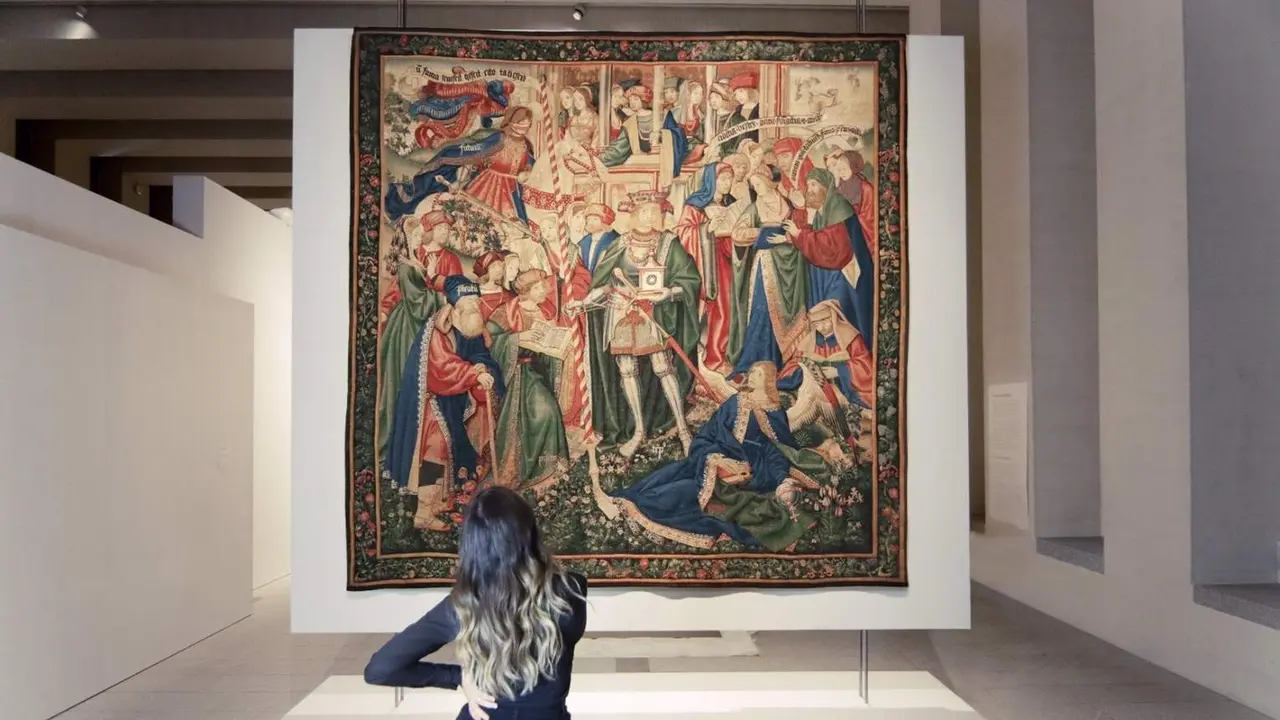 La arquitecta y youtuber Ter contempla el tapiz El triunfo del tiempo 