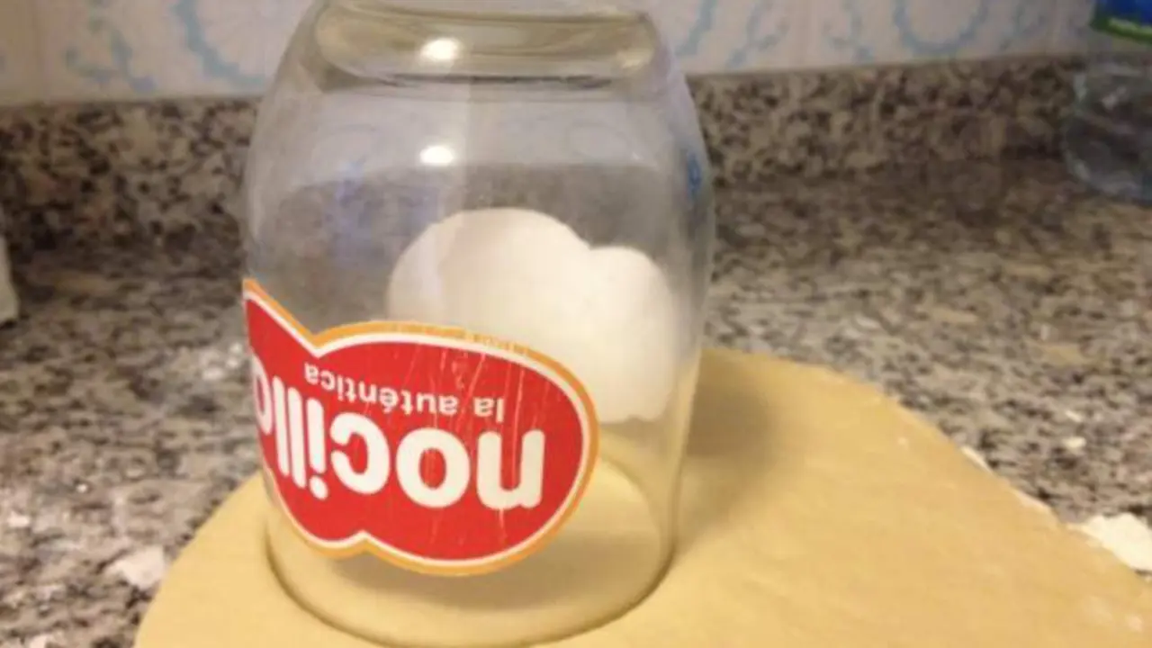  Un vaso de nocilla en una cocina 