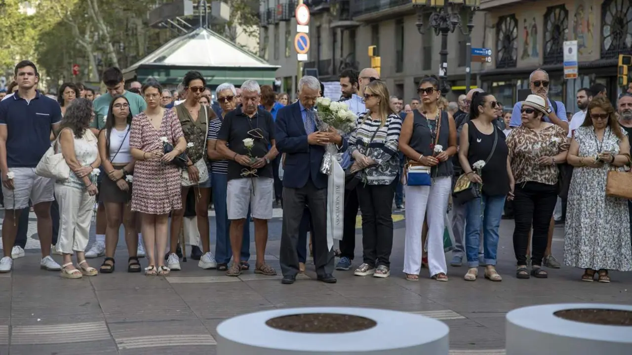  Familiares participan en el acto institucional en recuerdo a las v&iacute;ctimas de los atentados del 17A | EP 