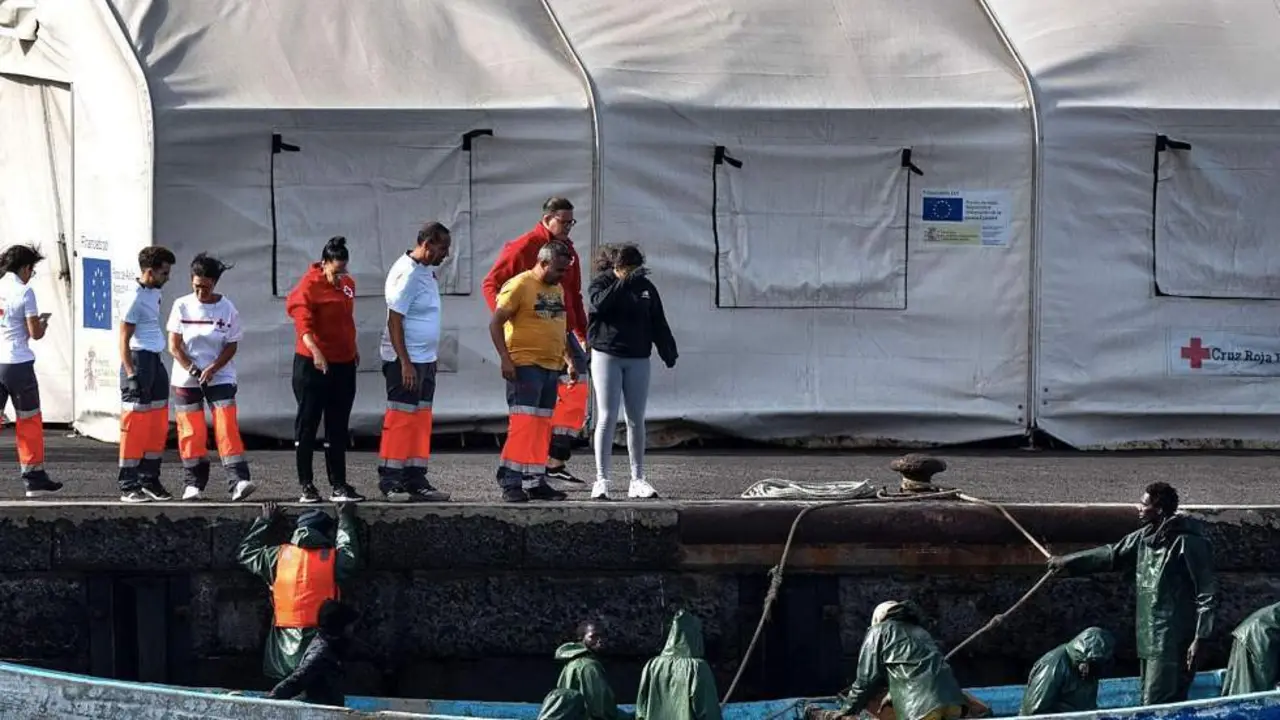  Trabajadores de la Guardia Civil y Cruz Roja en la llegada de una patera | RTVE 