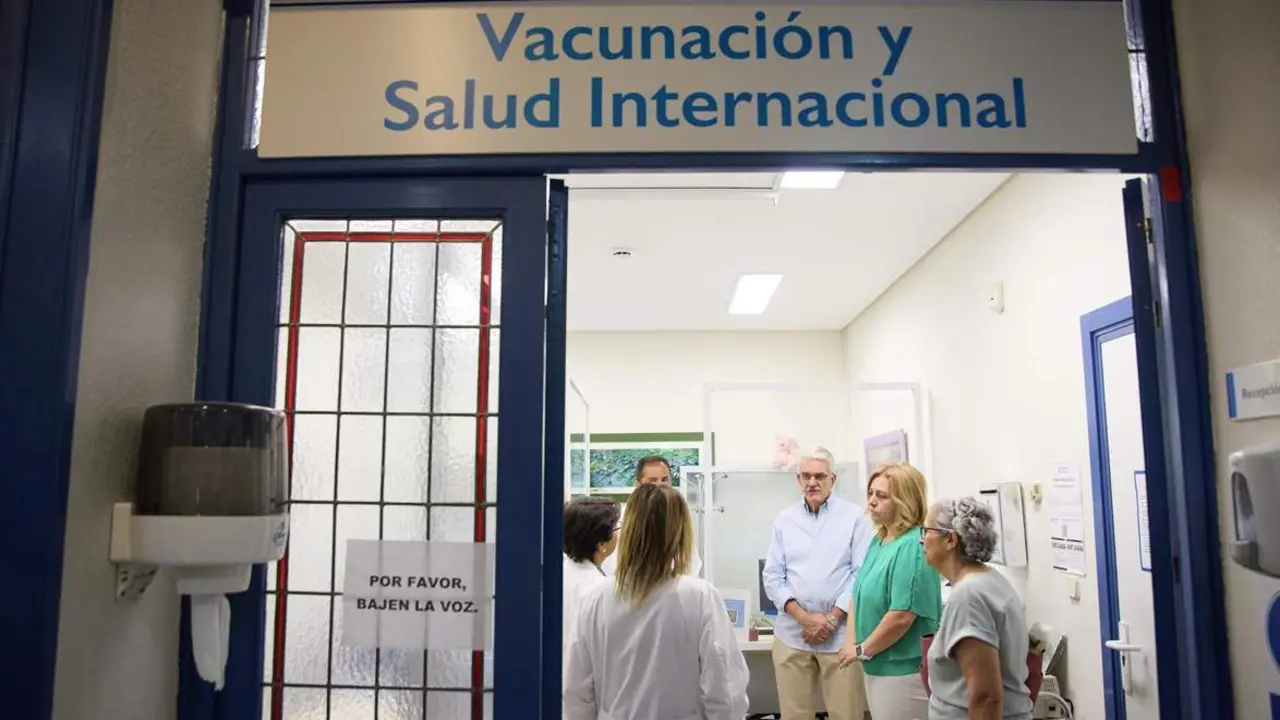  La vicealcaldesa y delegada de Seguridad y Emergencias, Inmaculada Sanz (2d), y el gerente de Madrid Salud, Antonio Prieto (3d) | EP 