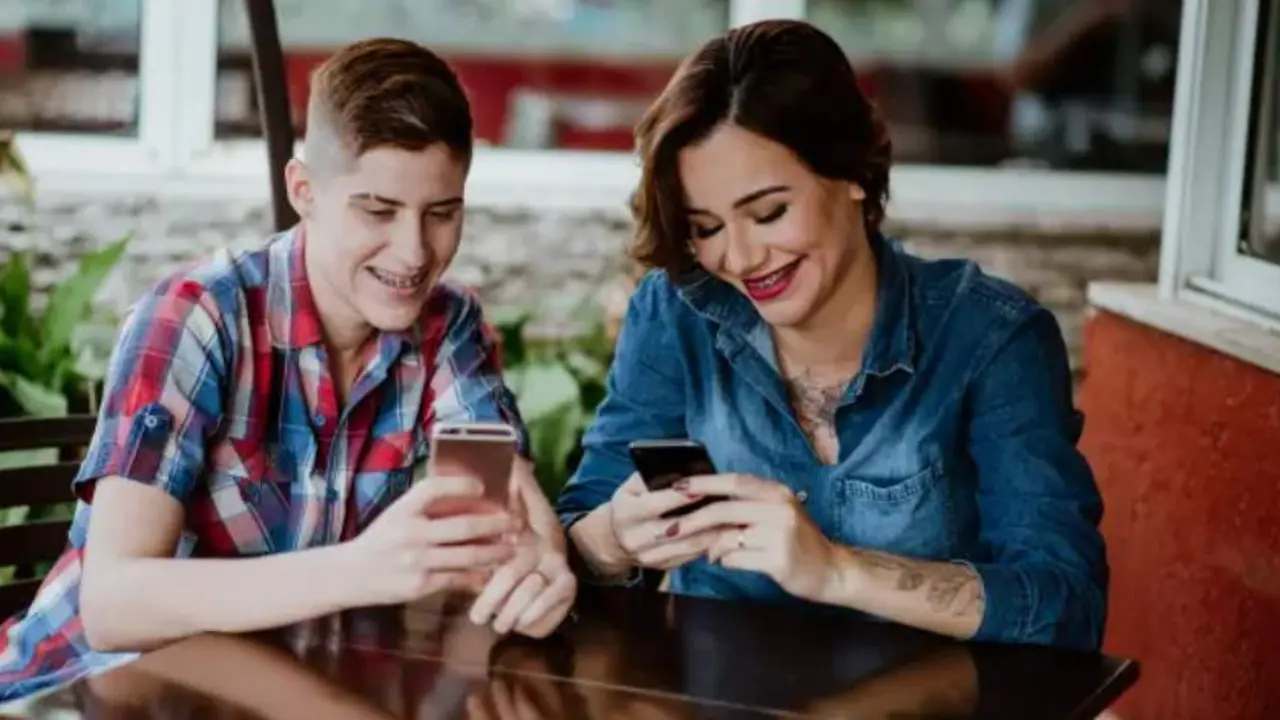  Una pareja utilizando el m&oacute;vil 