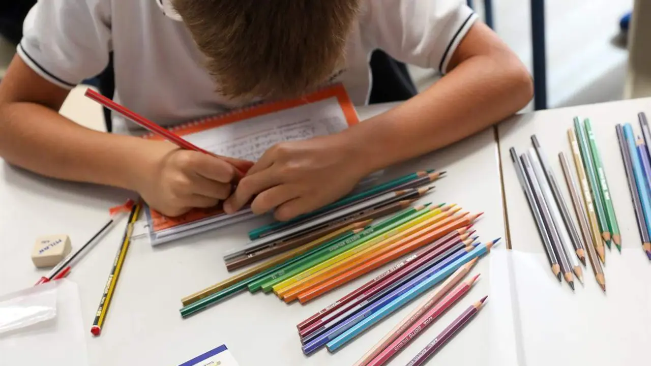  Un ni&ntilde;o colorea el d&iacute;a del inicio del curso 