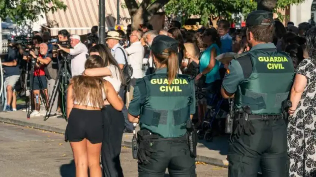  Dos j&oacute;venes se abrazan en el recuerdo del ni&ntilde;o de Mocej&oacute;n frente a la Guardia Civil 