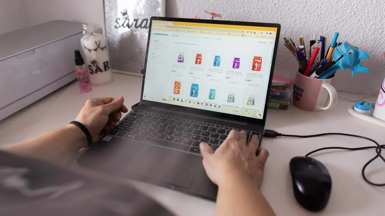 Una persona usando el ordenador