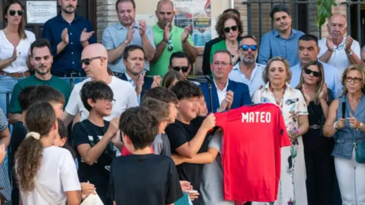  Amigos del ni&ntilde;o asesinado muestran una camiseta con su nombre 