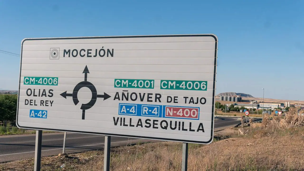  Una se&ntilde;al de tr&aacute;fico indicando la direcci&oacute;n a Mocej&oacute;n 