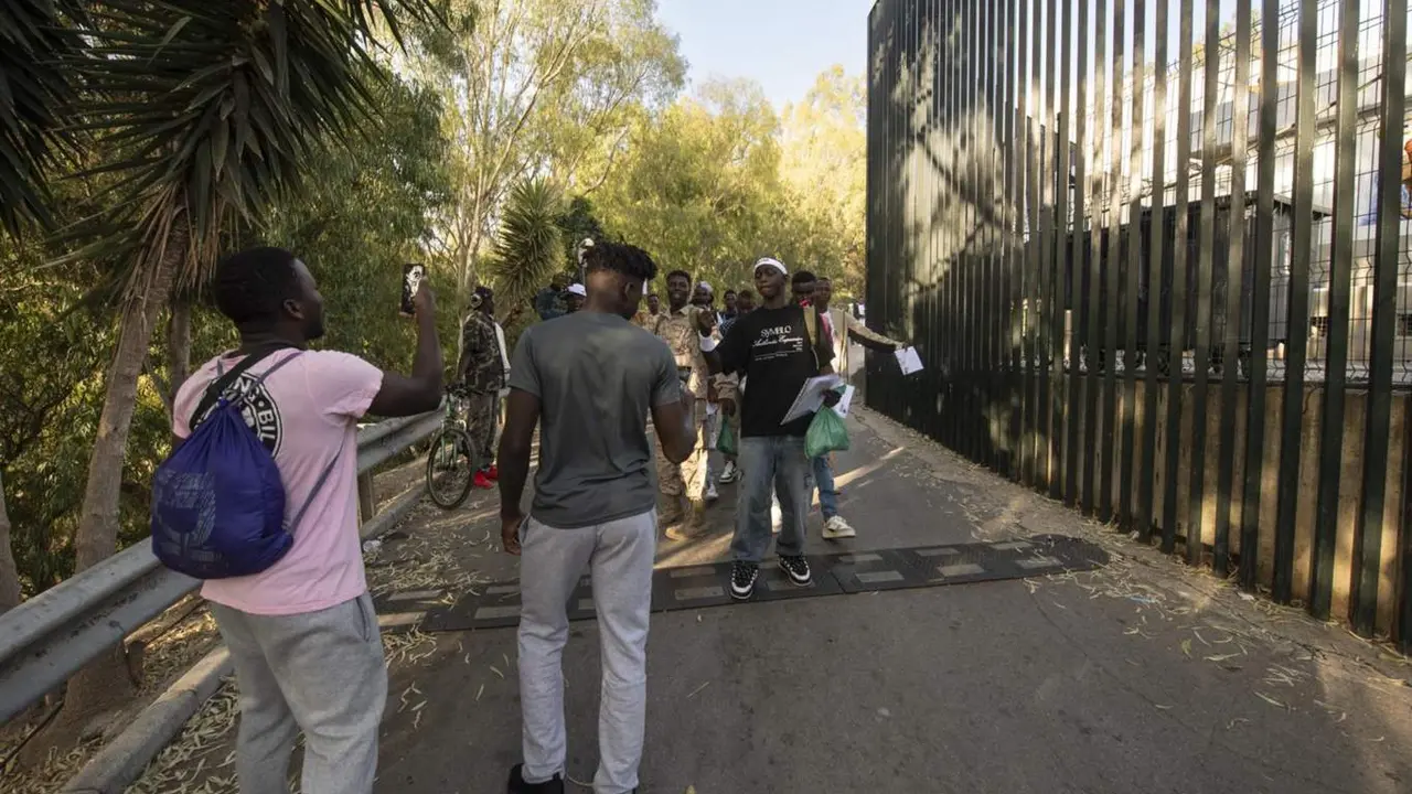  Varios migrantes a su salida del Centro de Estancia Temporal de Inmigrantes (CETI) en Ceuta | EP 