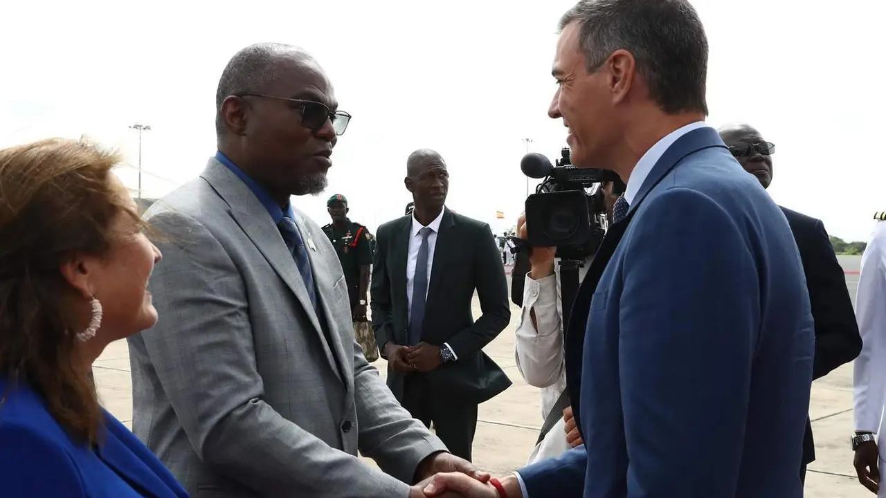  El presidente de Gambia, Adama Barrow (c), recibe al presidente del Gobierno de Espa&ntilde;a, Pedro S&aacute;nchez (d), a su llegada a un encuentro en Gambia 