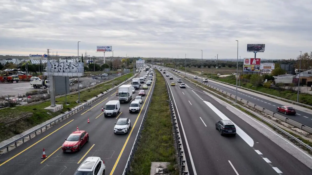  Varios coches circulan por la autov&iacute;a A5 (Imagen de archivo). - A. P&eacute;rez Meca - Europa Press 