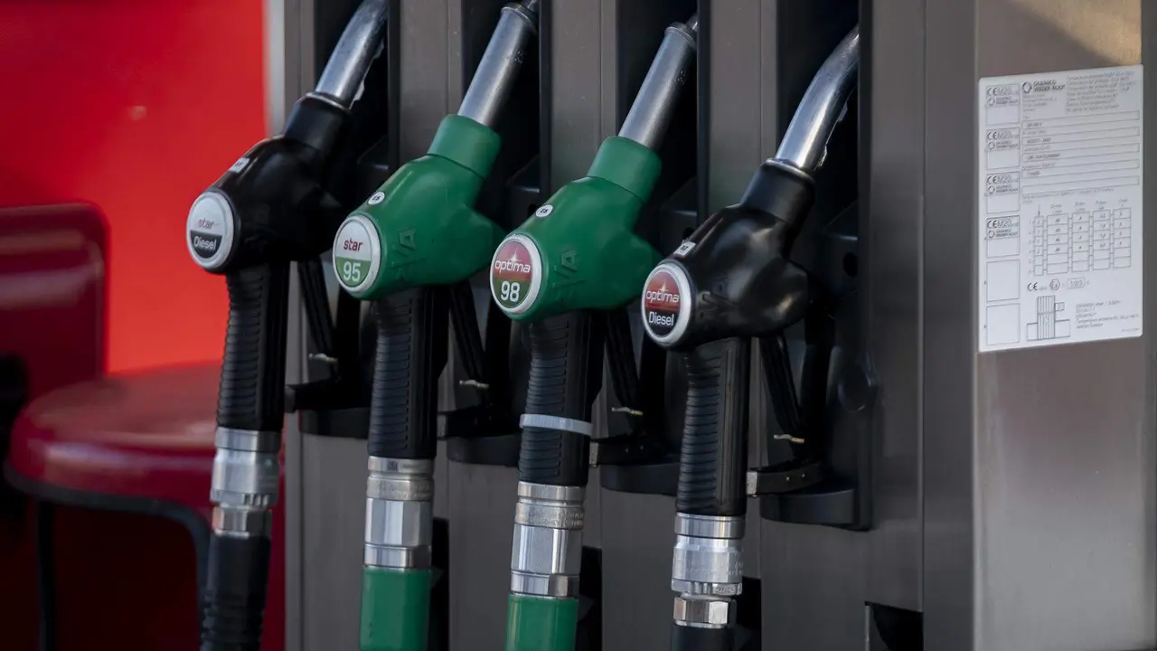  Mangueras de combustible en una gasolinera | NP las diez gasolineras m&aacute;s baratas 