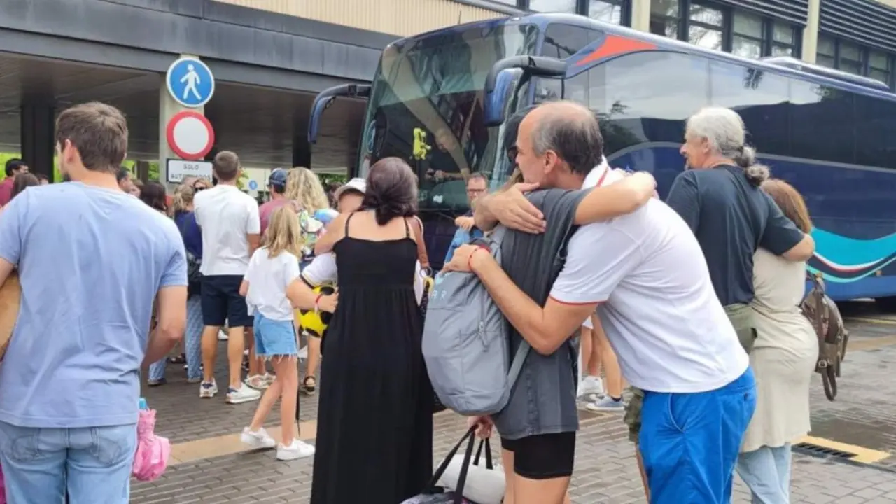  Ni&ntilde;os despidi&eacute;ndose de sus familias valencianas | EP 