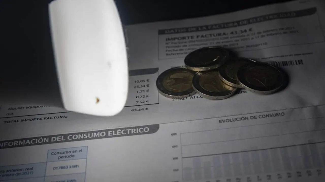  Una l&aacute;mpara refleja el importe de una factura el d&iacute;a en que el precio de la luz ha marcado un m&iacute;nimo por primera vez en dos meses, a 27 de diciembre de 2021, en Madrid, (Espa&ntilde;a). - Eduardo Parra - Europa Press 