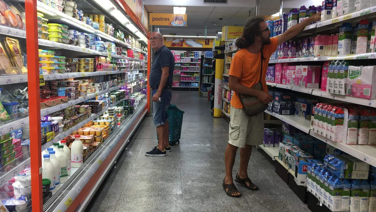  Personas comprando en el supermercado 