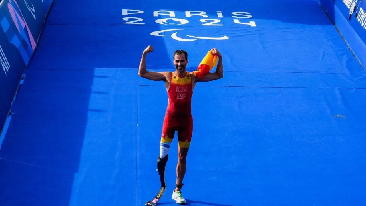  El triatleta espa&ntilde;ol Dani Molina tras ganar la medalla de oro en la prueba de triatl&oacute;n de los Juegos Paral&iacute;mpicos de Par&iacute;s 2024 