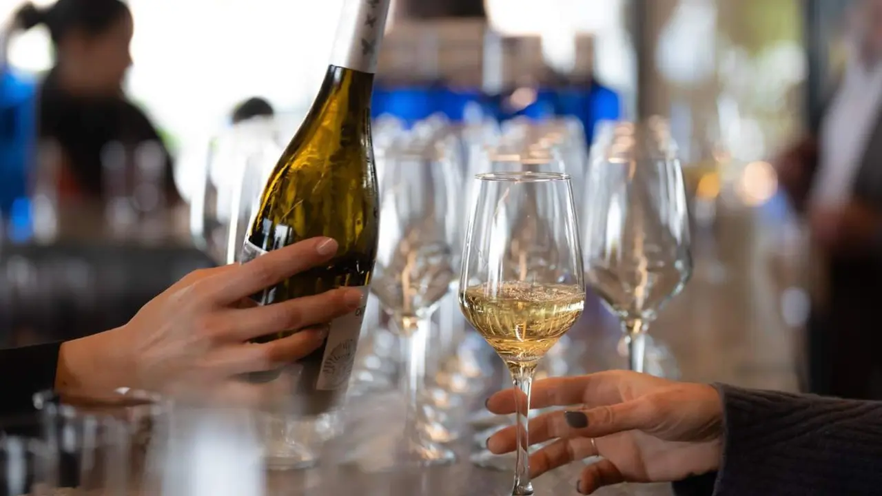  Archivo - Un camarero sirve copas de vino blanco en un bar - David Zorrakino - Europa Press - Archivo 