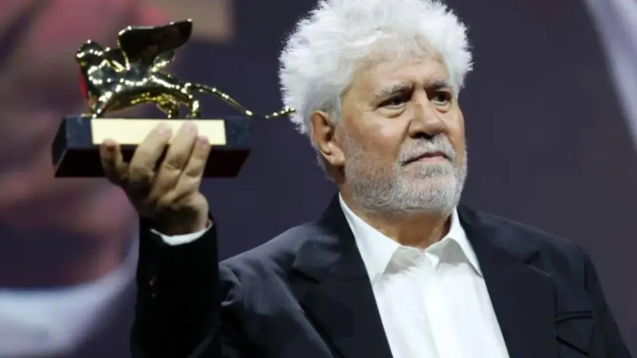  Pedro Almod&oacute;var levantando su Le&oacute;n de Oro 