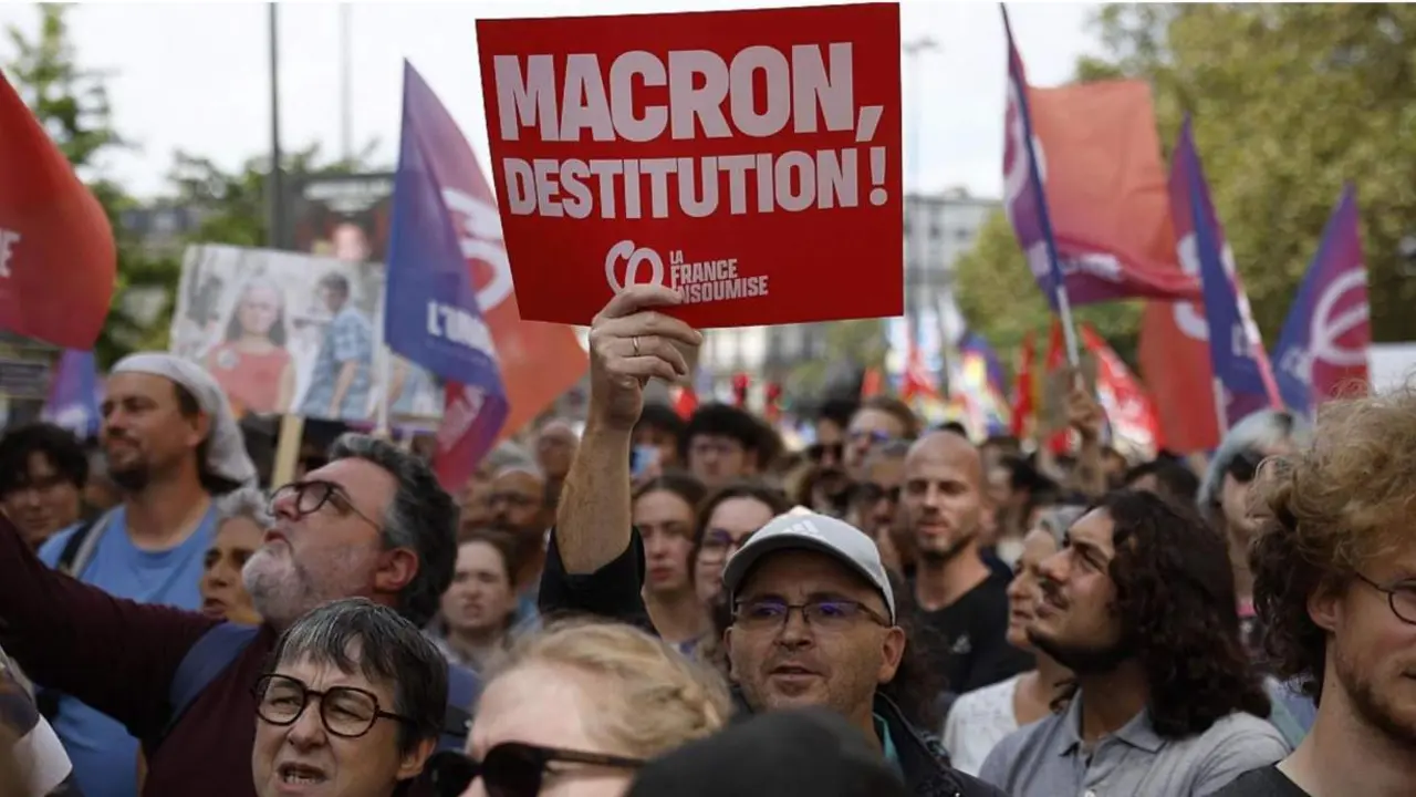  La izquierda sale a la calle en Francia para protestar contra el nombramiento como primer ministro del conservador Barnier 