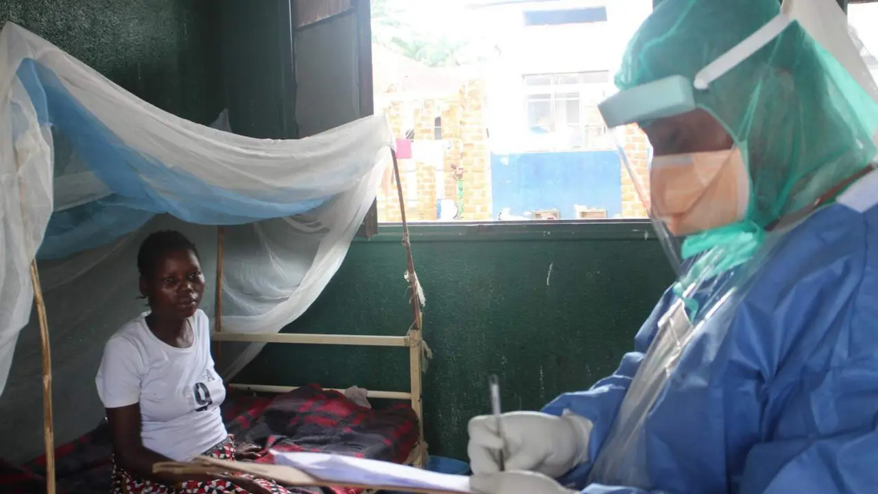  Archivo - Dr Th&eacute;ophile Lukembe, physician at Bolomba General Referral Hospital, consults Mpox patients at Bolomba General Referral Hospital. - ALAIN DUHAMEL NTUNGANE/MSF - Archivo 
