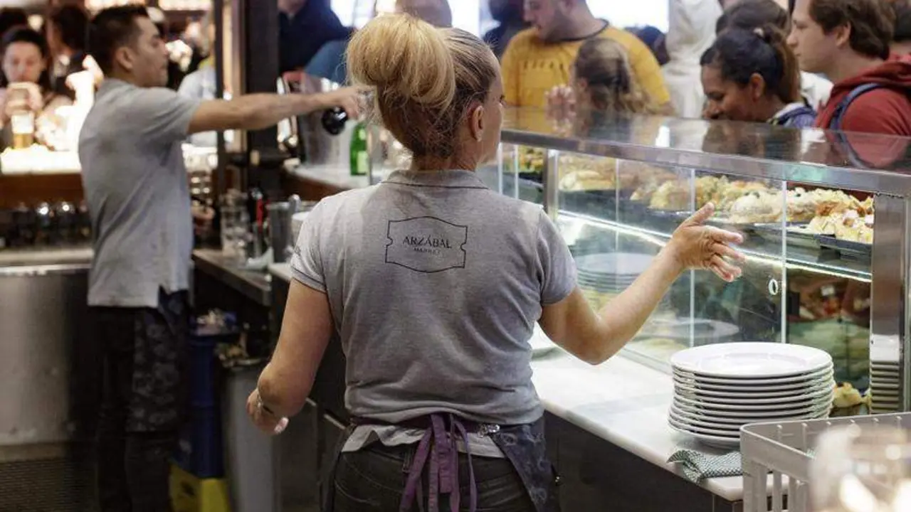  Dos camareros tras la barra de un bar de Madrid. - Eduardo Parra - Europa Press 