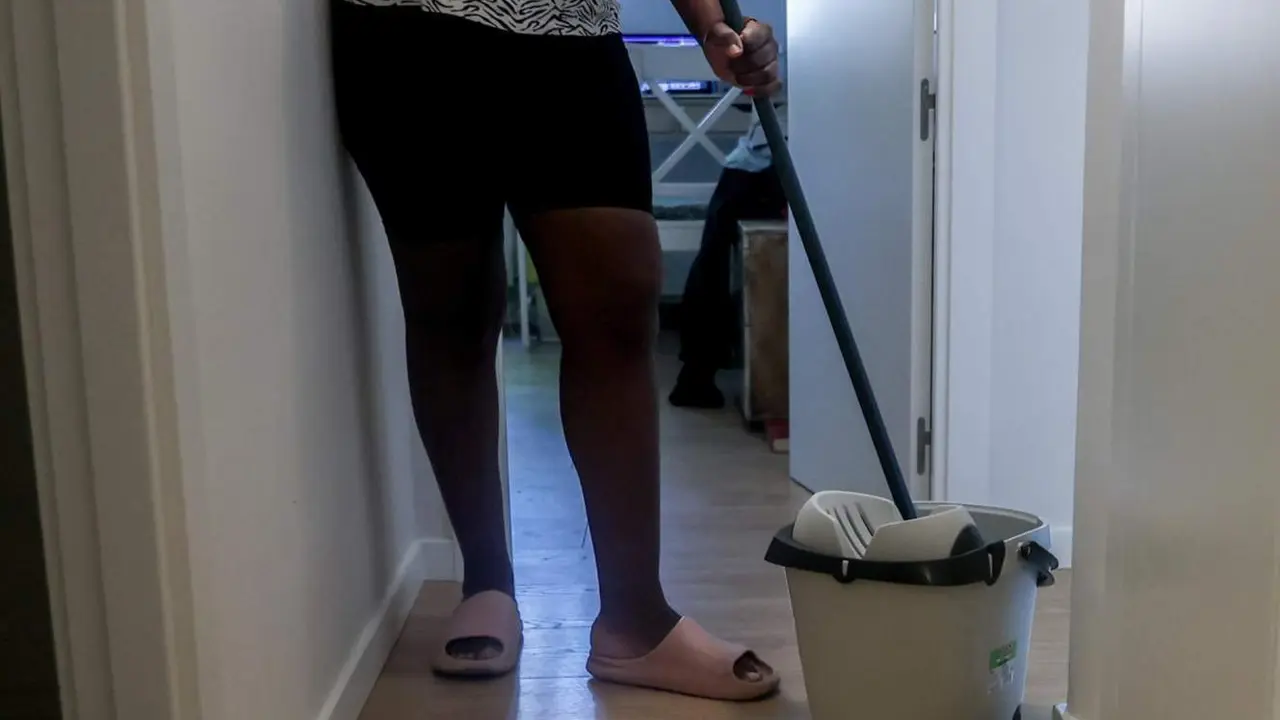  Archivo - Una empleada de hogar limpia con una fregona. - Ricardo Rubio - Europa Press - Archivo 